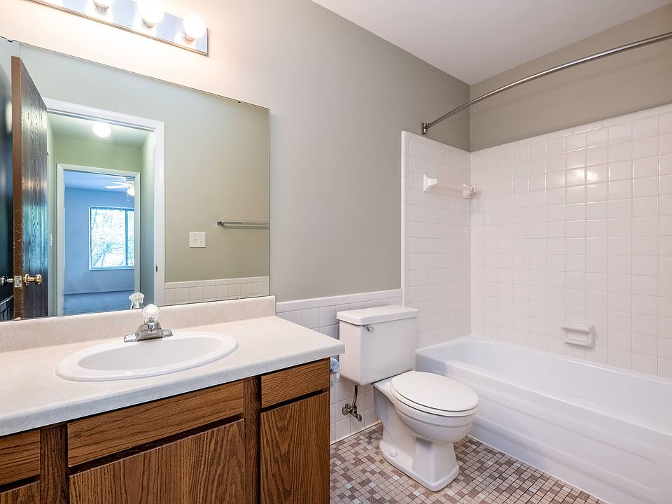 2457 E Maple Rd, photo 24