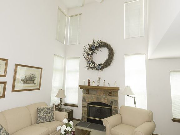 5th image of 1402 E Baronet Ln