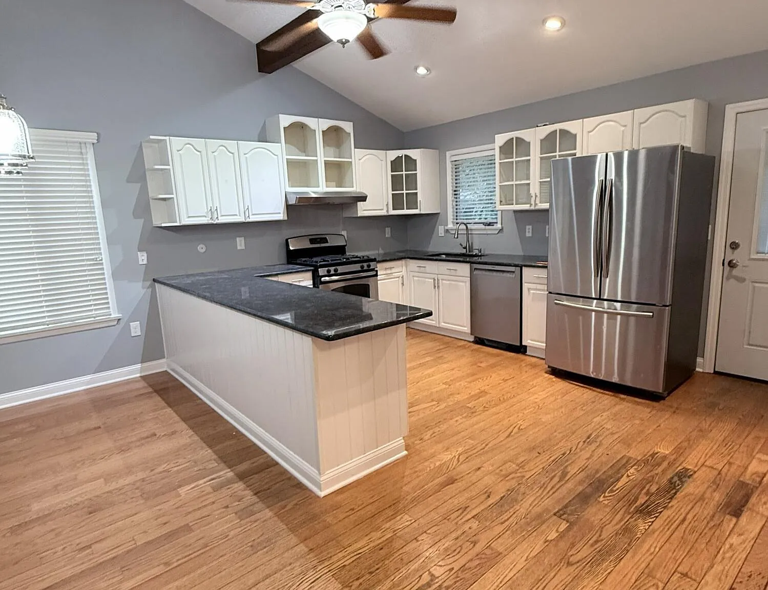 3 bed, 1393 sqft, $3,200 — Photo 4