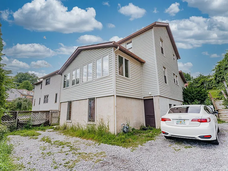 607 Junction St — Photo 2