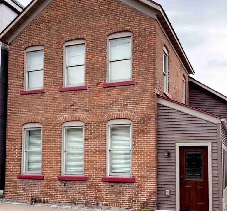 212 W Amelia St