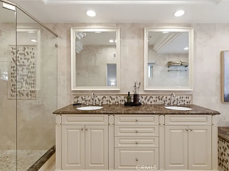 720 Manhattan Beach Blvd — Photo 31