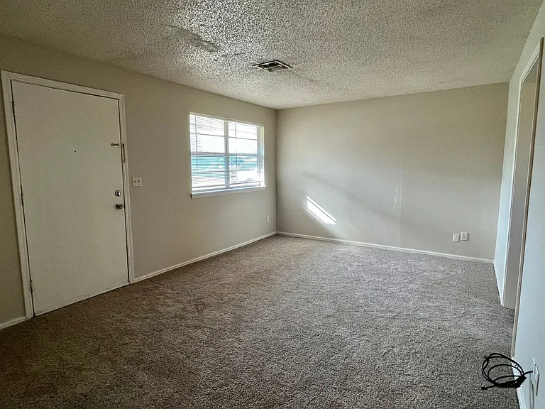 708 N Norman Ave — Photo 4