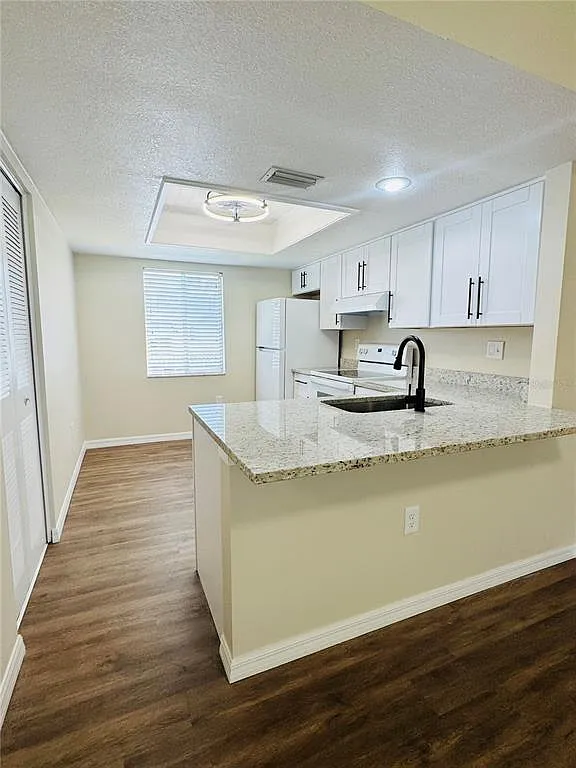 2 bed, 2.0 bath, 1054 sqft, $1,695 — Photo 2