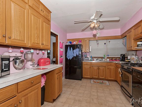 3rd image of 37222 N Hillside Dr