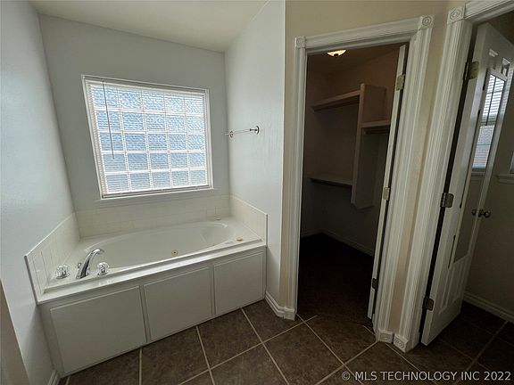 5th image of 3917 Rosewood Pl