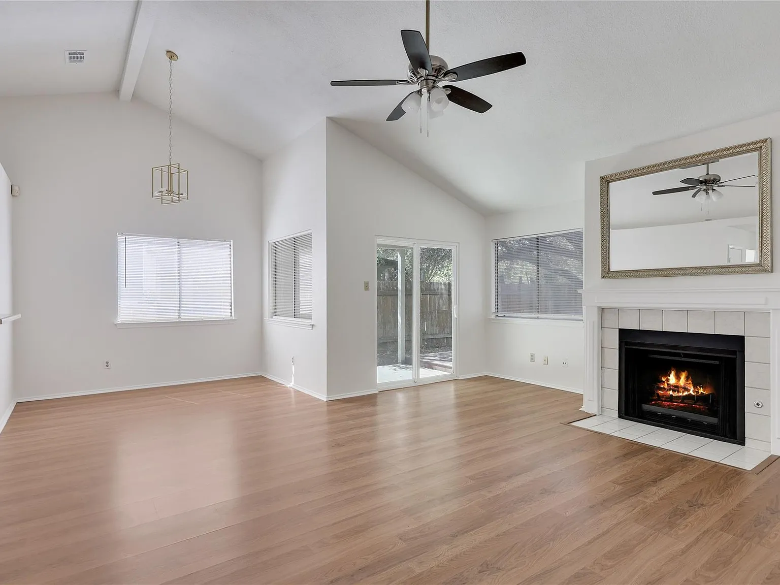 3 bed, 2.0 bath, 1356 sqft, $2,100 — Photo 4