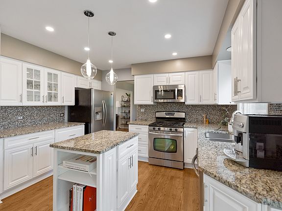5th image of 590 Lorelei Dr