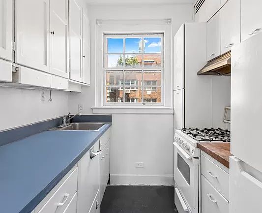 3rd image of 10 Mitchell Pl APT 12B