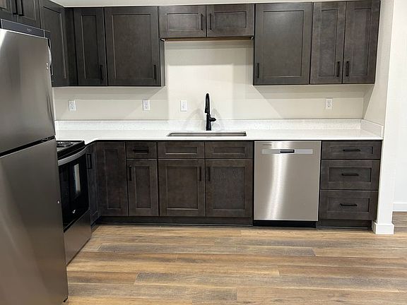 4th image of 705 W 12th St #B