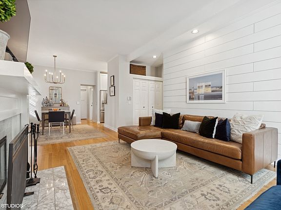 4th image of 2343 N Janssen Ave #1