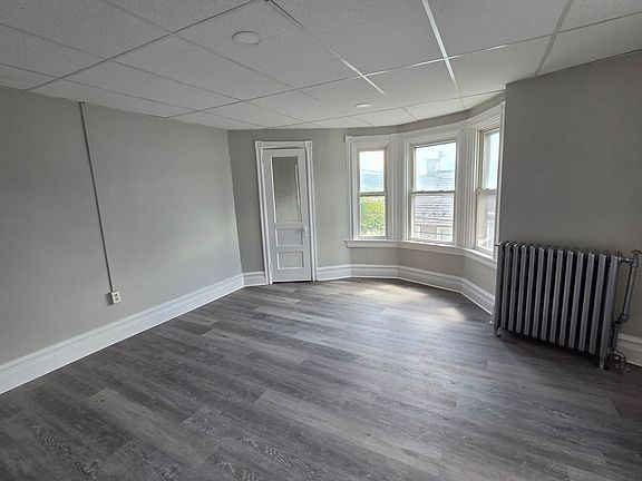 3rd image of 926-928 W Walnut St #3