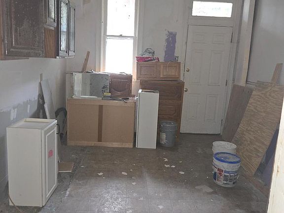 4th image of 2152 Penn St