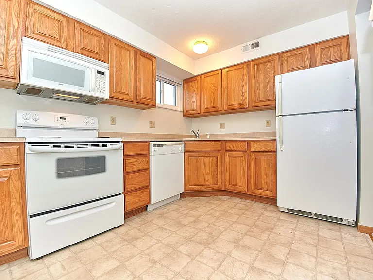 Pineview Apartments — Photo 39