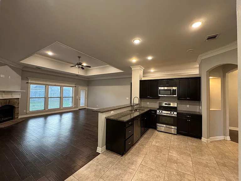 328 N Hampton St — Photo 10