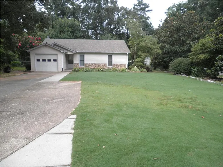 1439 Ridgewood Pl — Photo 2
