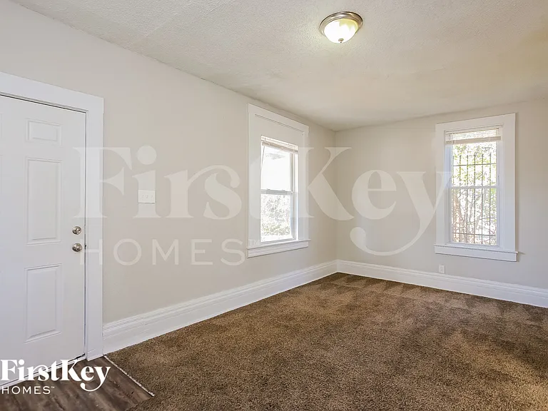 2447 Norton Ave — Photo 8