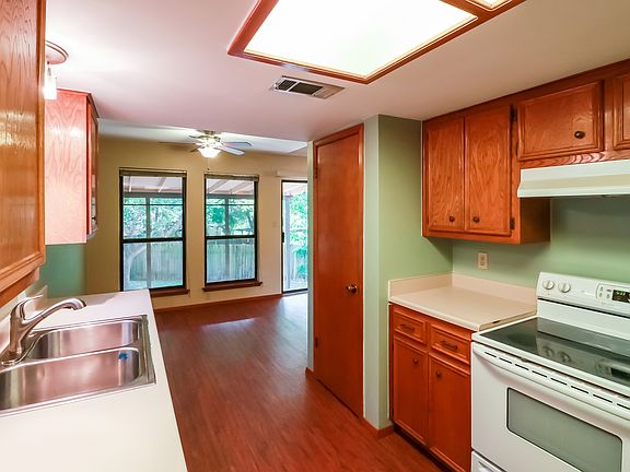 3rd image of 2104 Oxford Blvd