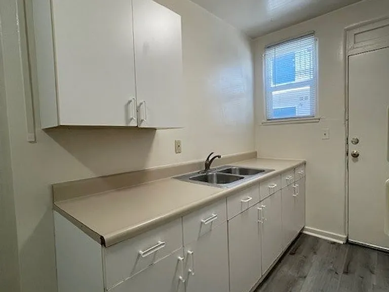 Quaint Studio, Freshly Painted, with modern fixtures, with front and back entrance, — Photo 6