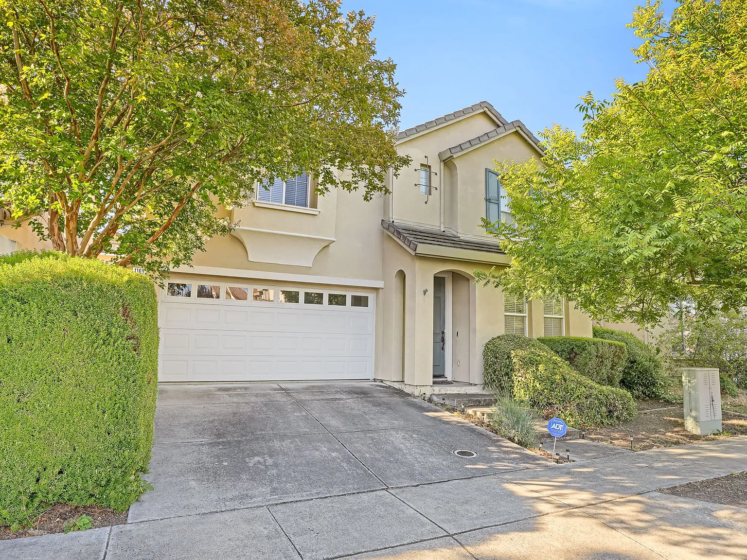 4 bed, 2.5 bath, 2291 sqft, $4,900 — Photo 1