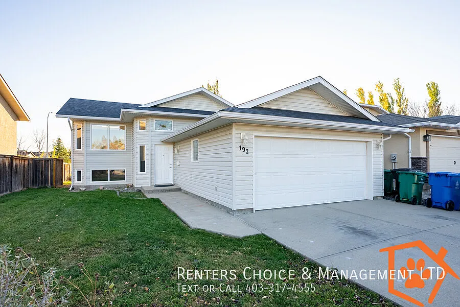 Mountain Heights Pet Friendly House with Attached Garage — Photo 1