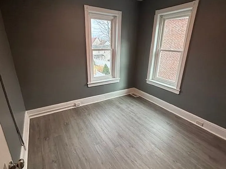 228 N Evans St — Photo 8