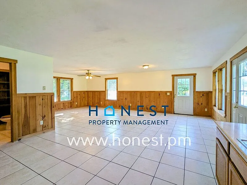 3 bed, 2.0 bath, 1344 sqft, $2,000 — Photo 2
