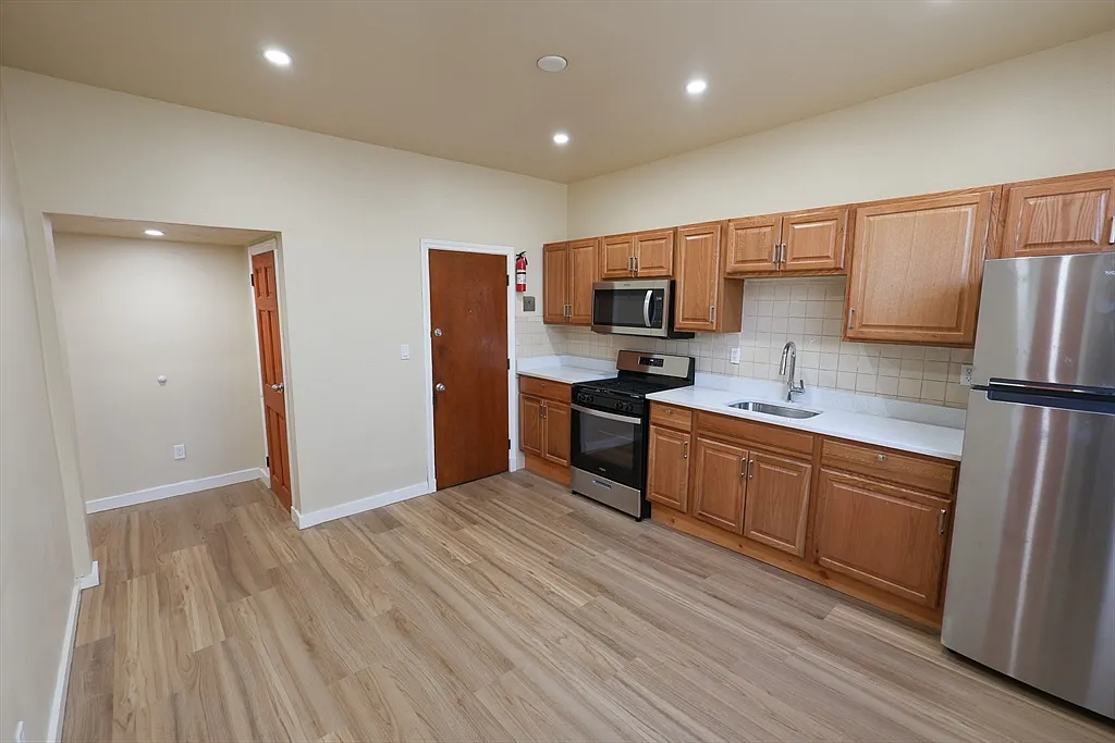 1 bed, 1.0 bath, 650 sqft, $2,100 — Photo 2