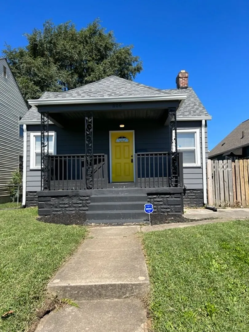 2 Bedroom 1 Bathroom Home with Garage & Fenced Yard! — Photo 1