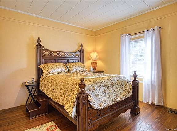 5th image of 228 Cummings St