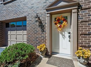 7333 Beacon Hill Dr, Pittsburgh, PA 15221