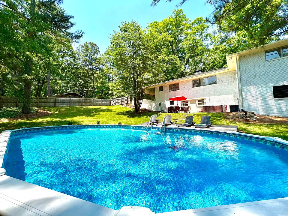 Backyard: Pool only open May - Sep, HotTub open all year long.