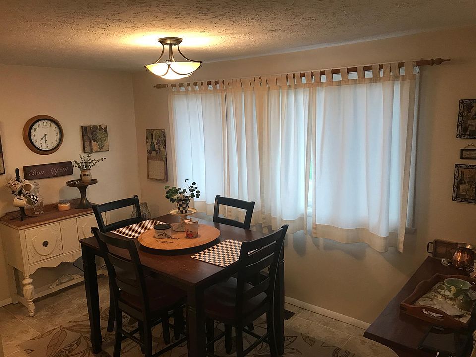Spacious dining area, lots of light.