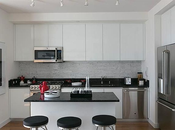 3rd image of 160 W 62nd St APT 36B