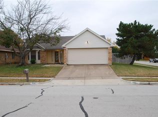 300 Kalmia Dr, Arlington, TX 76018
