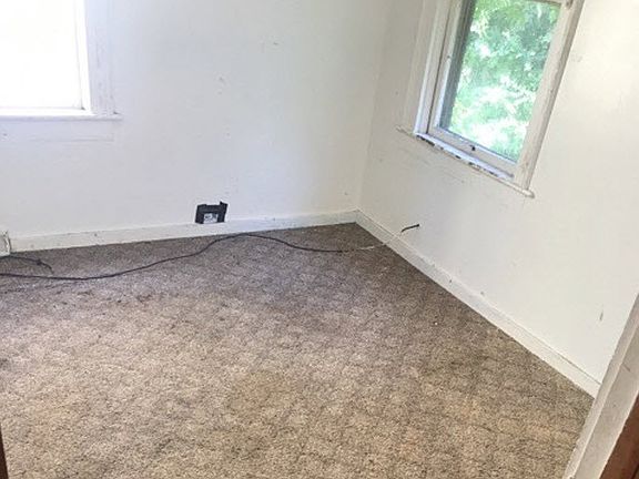 5th image of 316 Douglas St