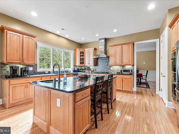 4th image of 17 Evergreen Pl