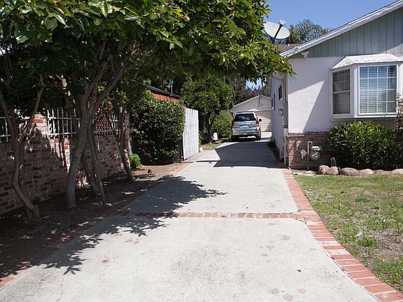 5th image of 825 Bell St