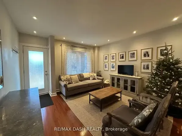 24 Berkshire Ave #1A, Toronto, ON M4M 2Z5