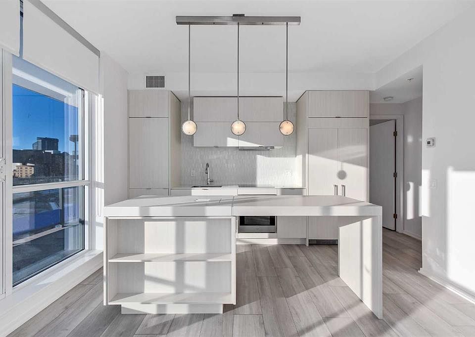 1st image of 615 N 6th Ave SE #404