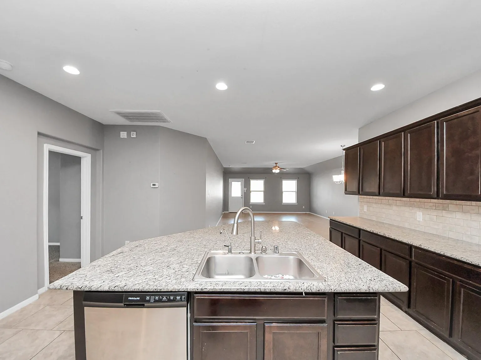 4 bed, 2.0 bath, 2094 sqft, $2,390 — Photo 4