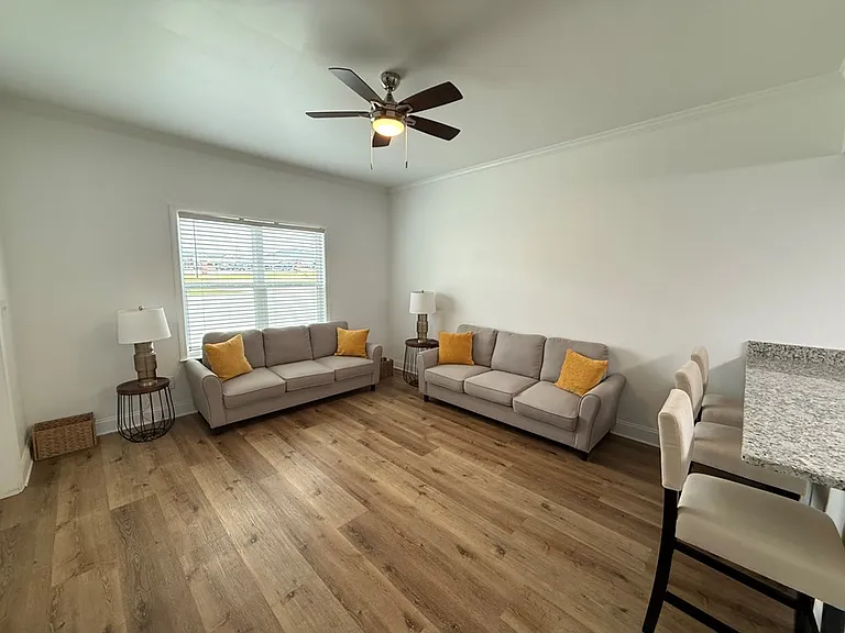 512 E Madison St — Photo 3