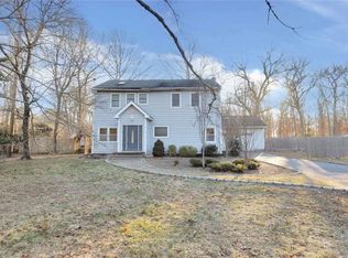 70 Oakwood Dr, Manorville, NY 11949