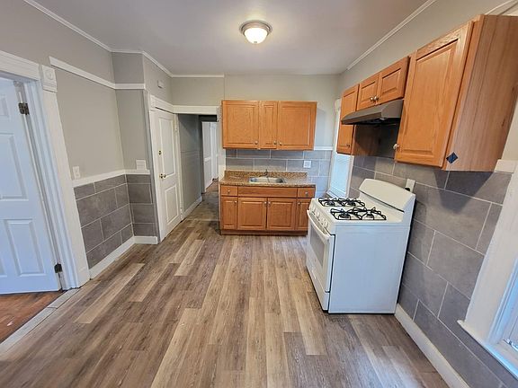 3rd image of 578 Howard Ave #2
