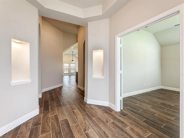 1304 Lancaster Dr — Photo 2