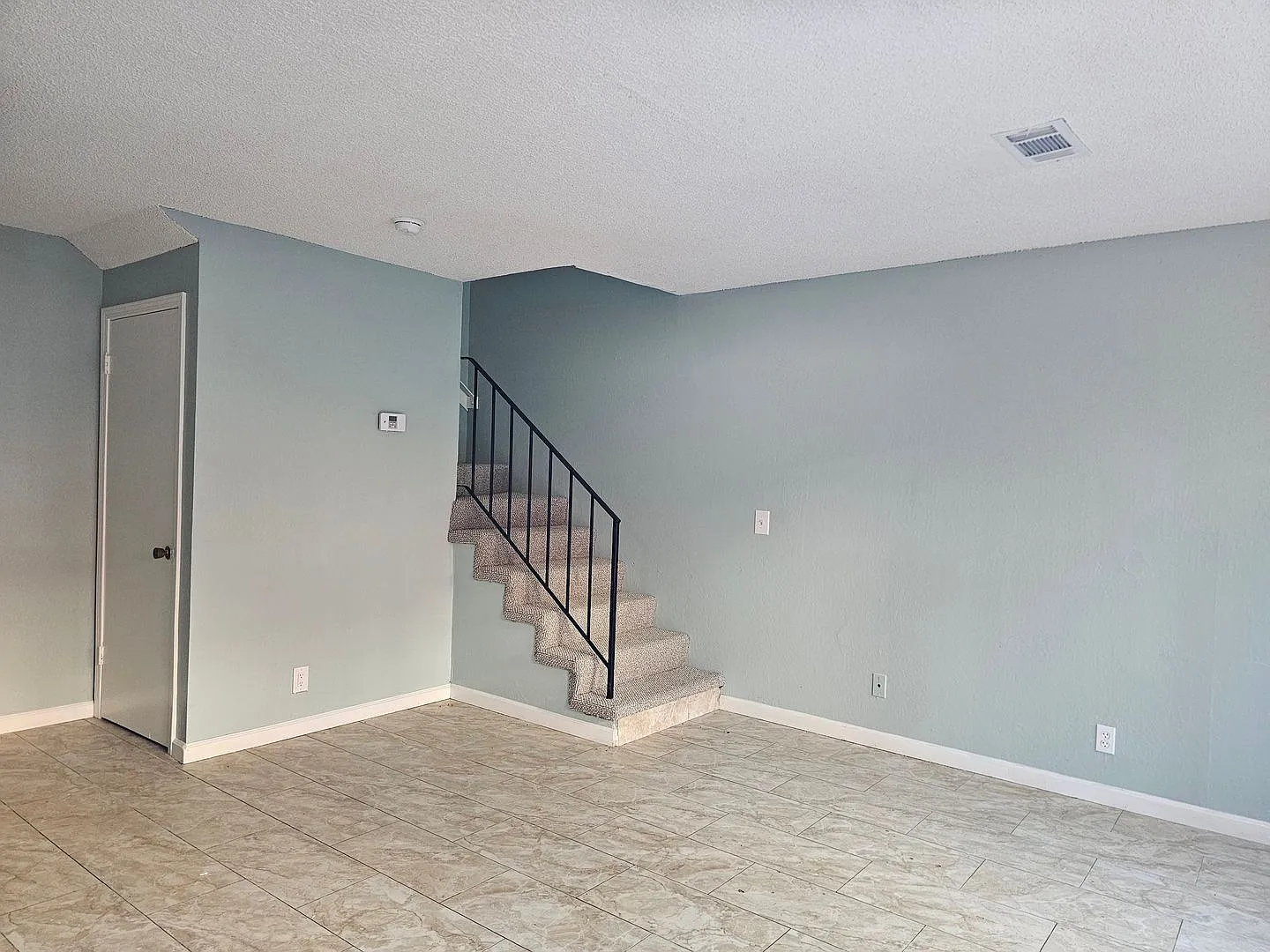 Sunny and Bright 2 Bedroom Townhome in Vallejo CA — Photo 2