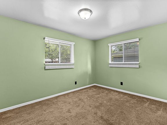 4th image of 326 S Barbara St