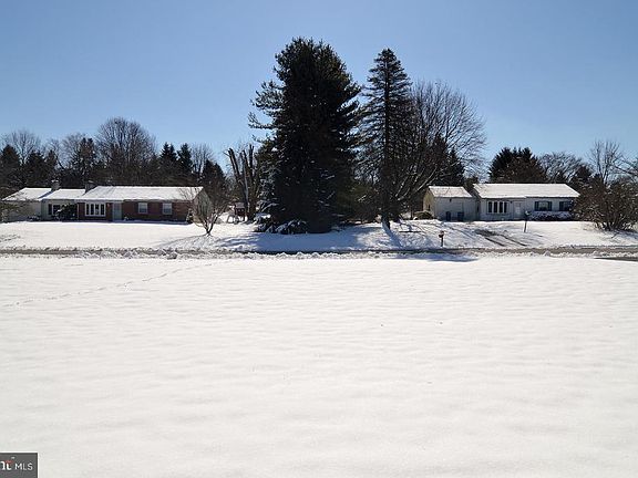 3rd image of 6 Gloucester Dr