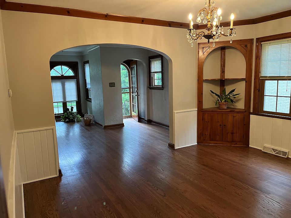 Large dining room with buffets.