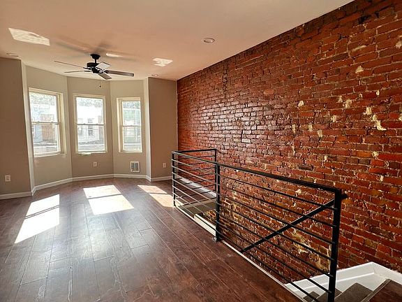 2nd image of 1867 Clarence St Floor 2